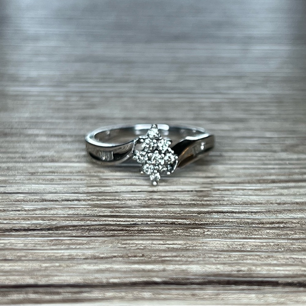 10k White Gold Diamond Cluster Ring